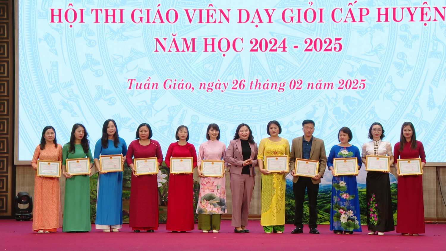 Đồng chí Phạm Thị Tuyên Phó Chủ tịch Hubet com huyện trao giấy khen cho các cá nhân