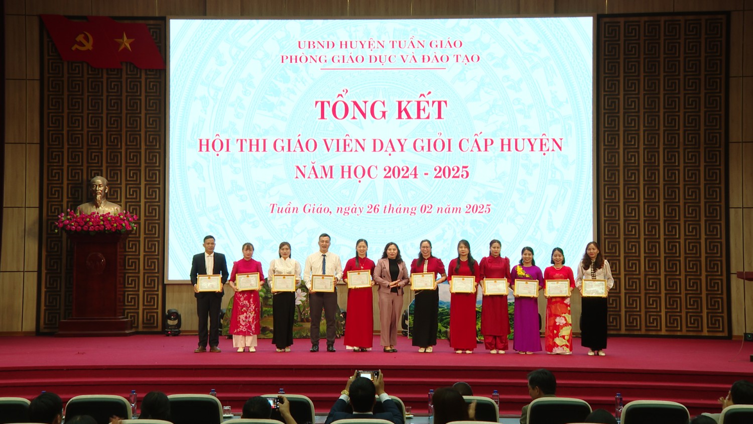 Đồng chí Phạm Thị Tuyên Phó Chủ tịch Hubet com huyện trao giấy khen