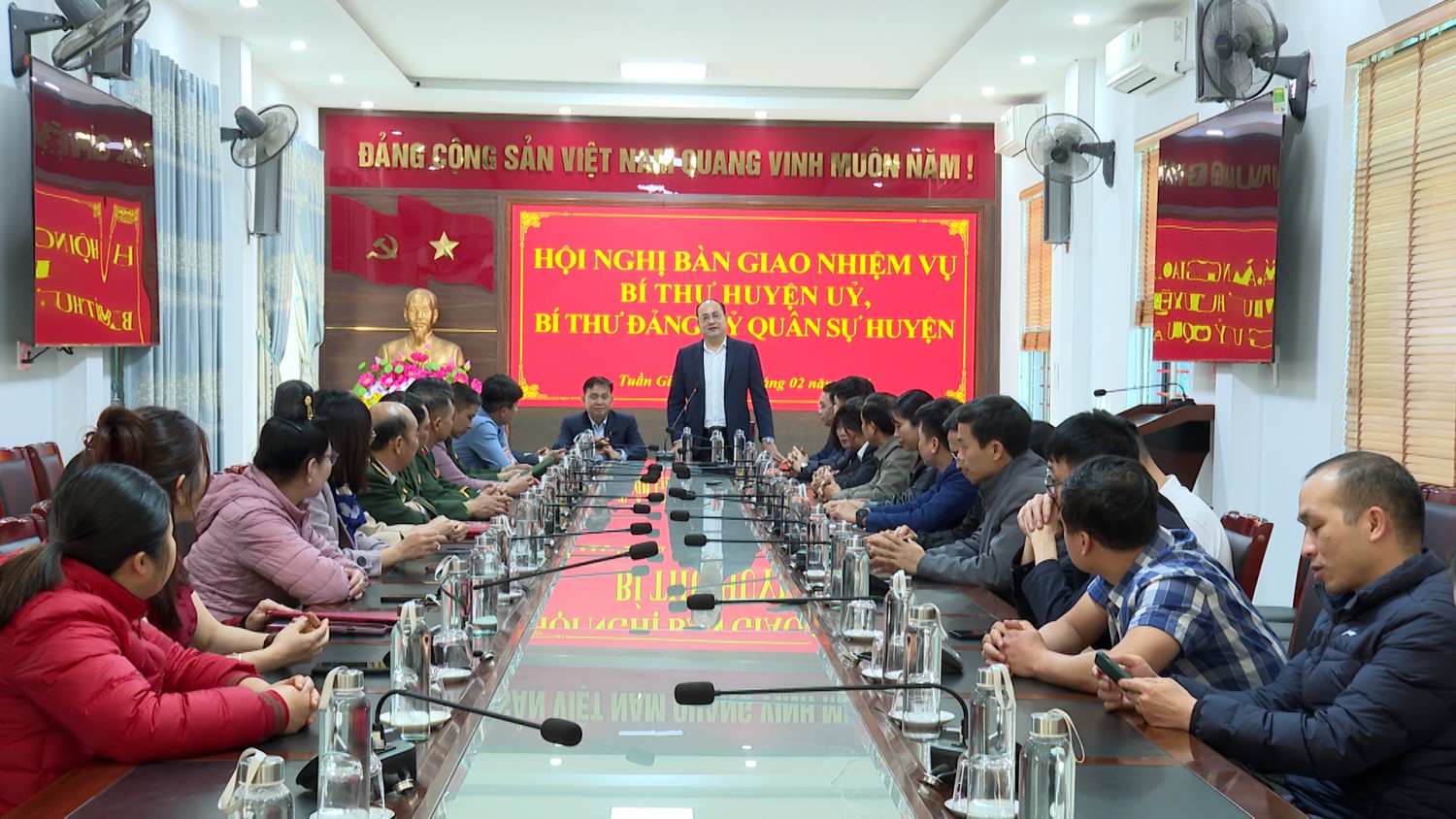 Hội nghị bàn giao nhiệm vụ Bí thư Huyện ủy, Chủ tịch Red 88.vin huyện, Bí thư Đảng ủy Quân sự huyện Tuần Giáo