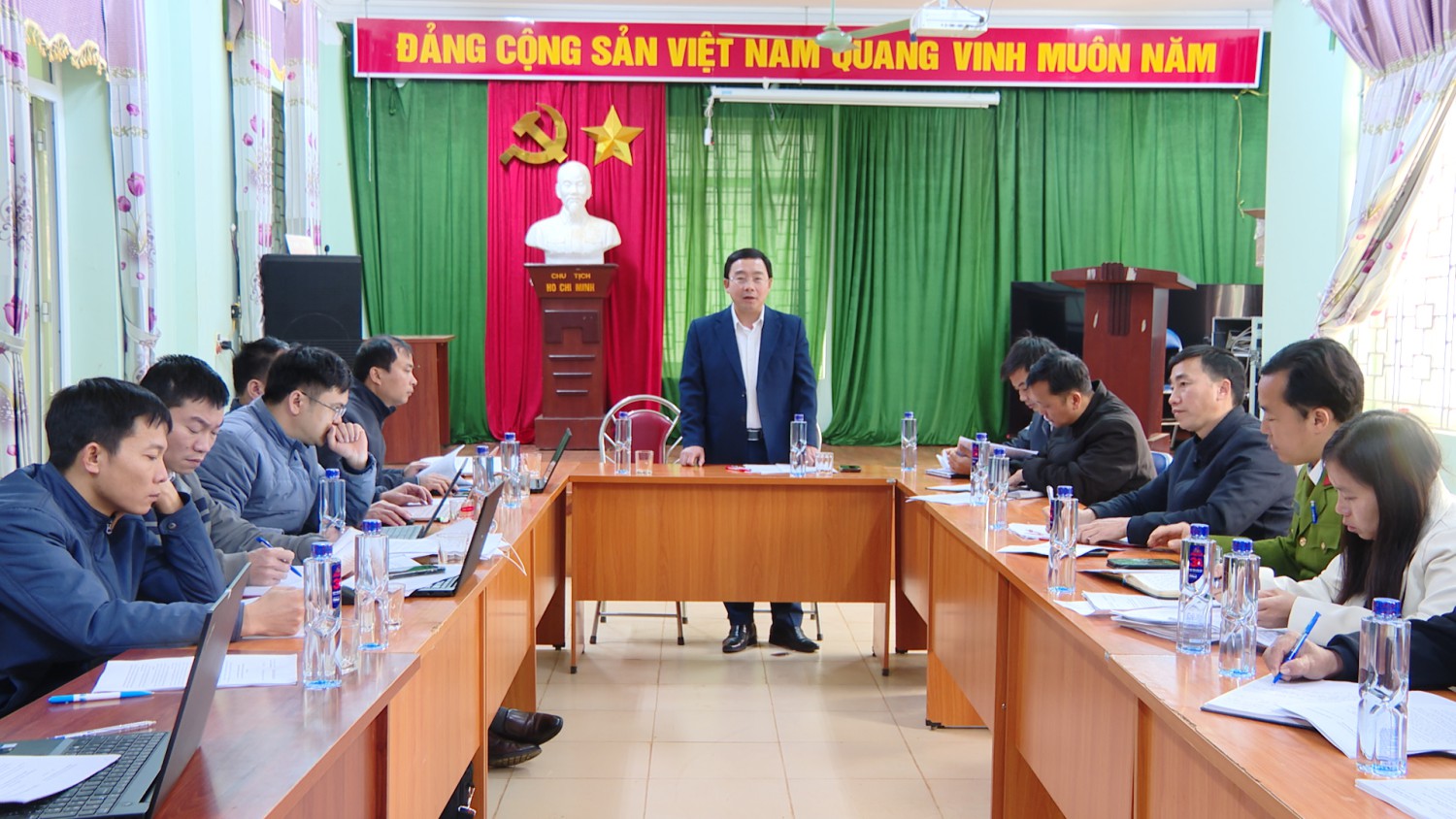 Phó Bí thư Thường trực Huyện uỷ, Chủ tịch Red 88.vin huyện Giàng A Dế kiểm tra, làm vệc với Đảng uỷ xã Phình Sáng