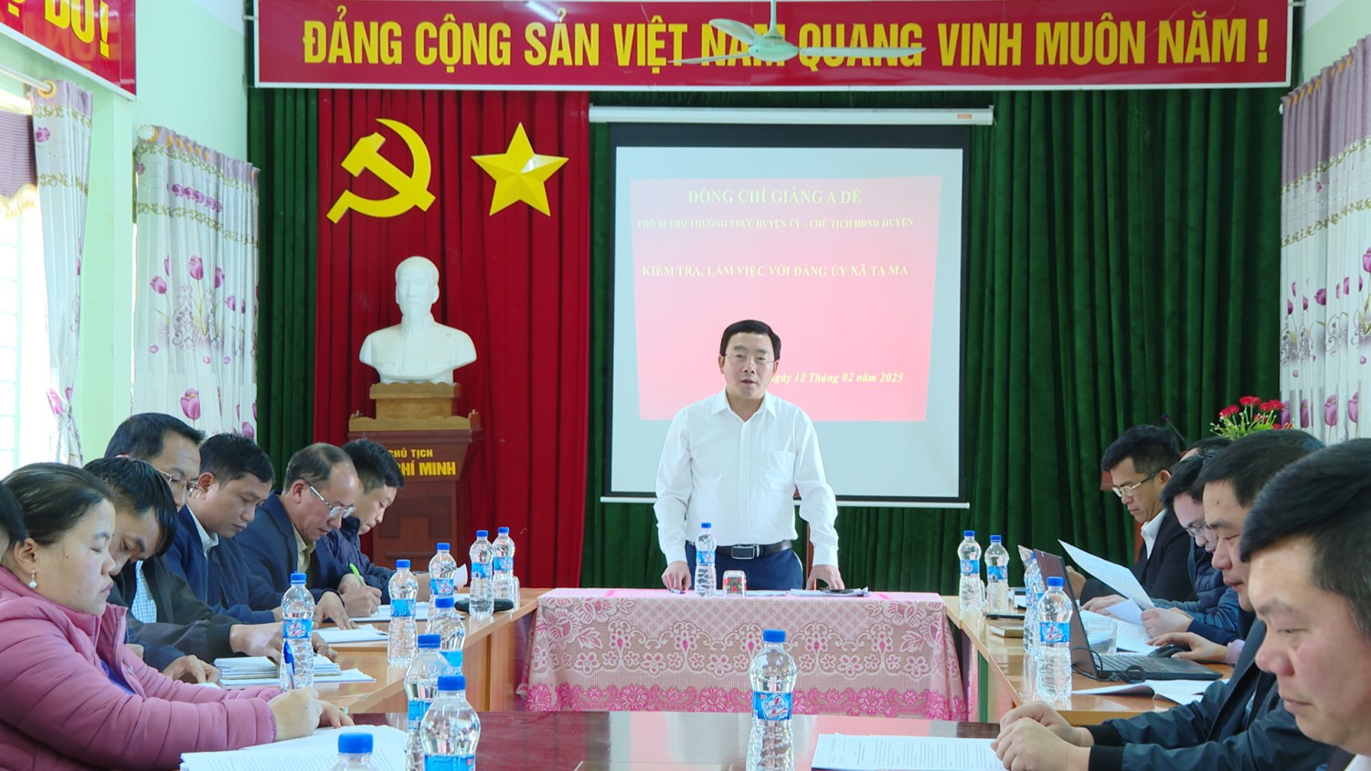 Đồng chí Giàng A Dế-  Phó Bí thư Thường trực Huyện ủy, Chủ tịch Red 88.vin huyện làm việc với Đảng uỷ xã Ta Ma