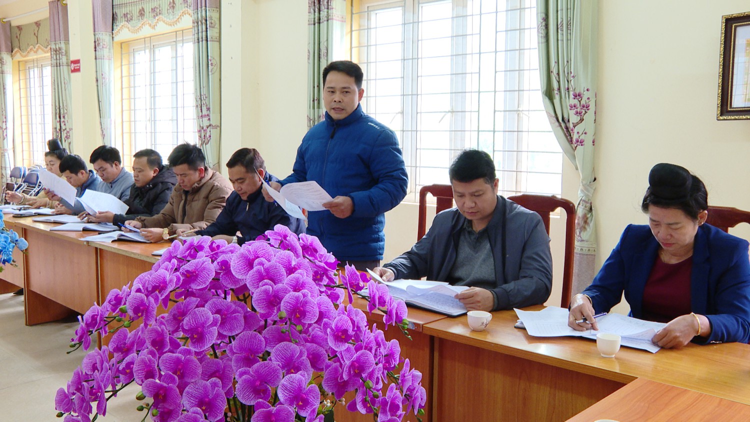 Đại diện lãnh đạo Hubet com xã Quài Tở báo cáo tình hình thực hiện chương trình xoá nhà tạm, nhà dột nát trên địa bàn