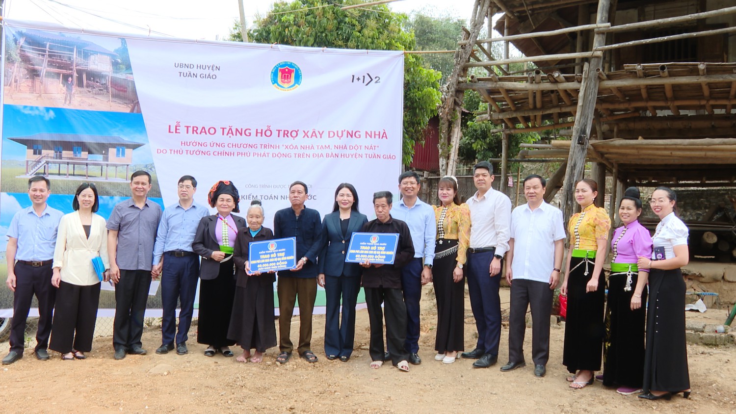 Đoàn Hubet88 cùng chính quyền địa phương chụp ảnh lưu niệm