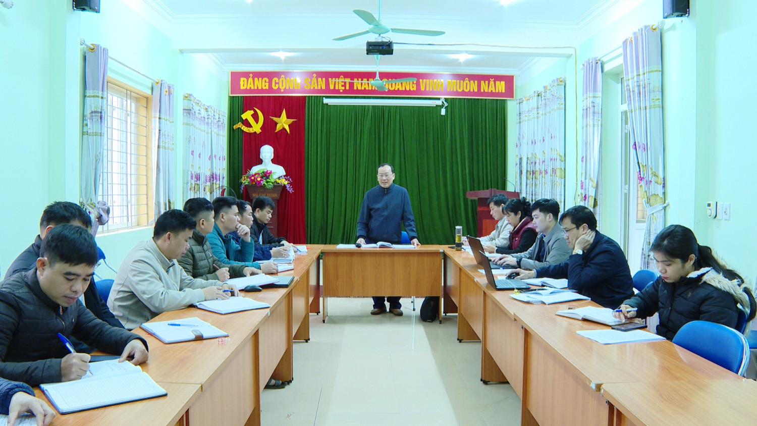 Phó chủ tịch Hubet com huyện Mùa Va Hồ kiểm tra tình thực hiện chương trình xóa nhà tạm, nhà dột nát