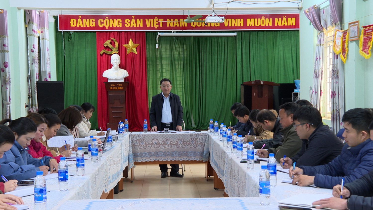 Đồng chí Phó Bí thư Thường trực Huyện ủy nắm tình hình triển khai thực hiện nhiệm vụ chính trị tại xã Phình Sáng