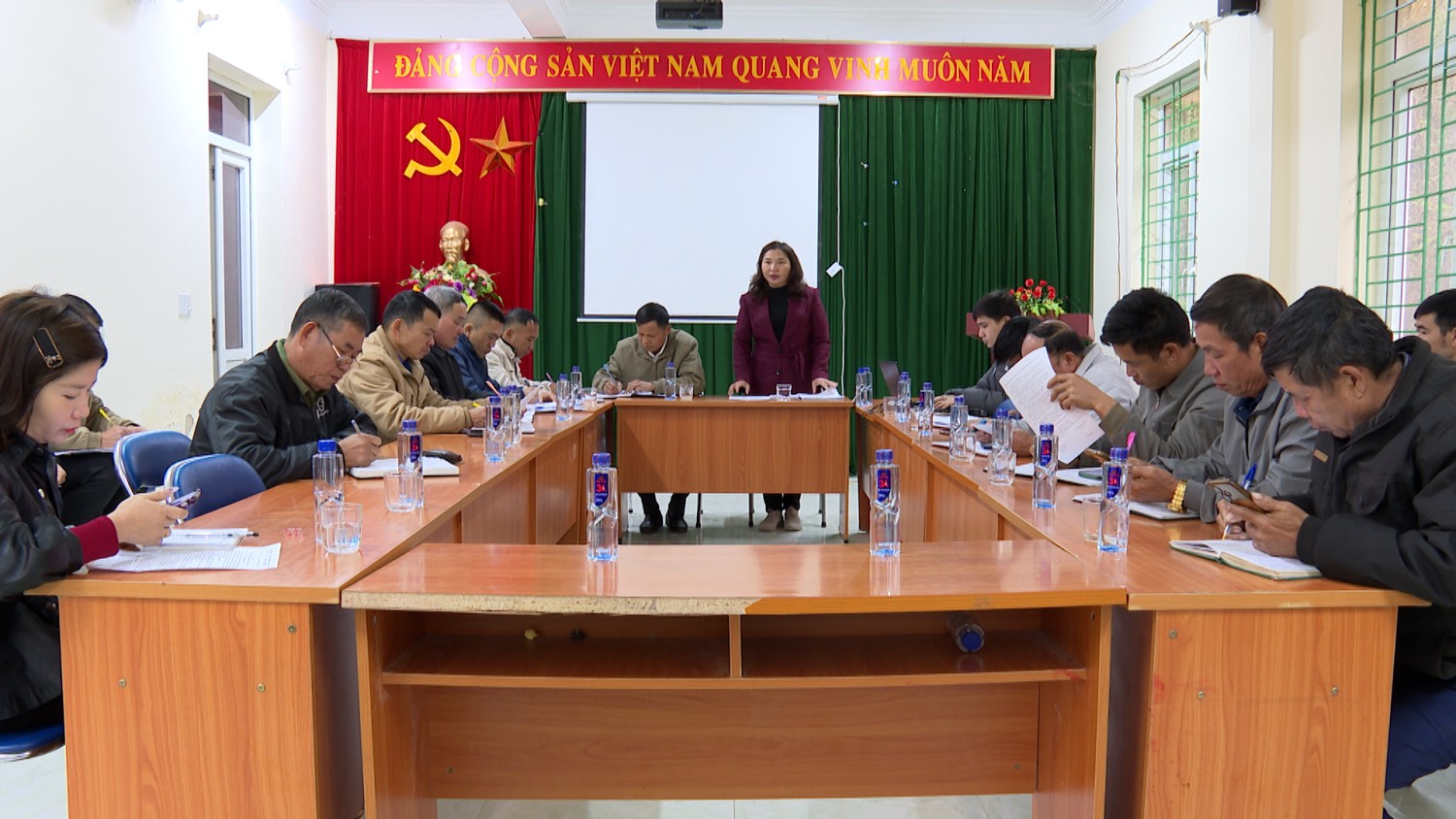 Đồng chí Phạm Thị Tuyên -  Phó Chủ tịch Hubet com huyện làm việc với xã  Nà Sáy và xã Mường Thín