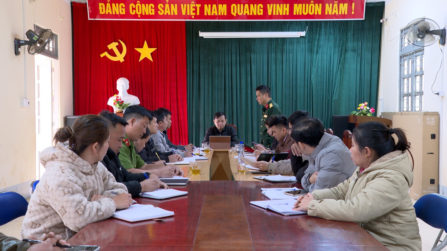 Đồng chí Đinh Bảo Dũng Tỉnh ủy viên Bí thư Huyện ủy làm việc với xã Pú Xi