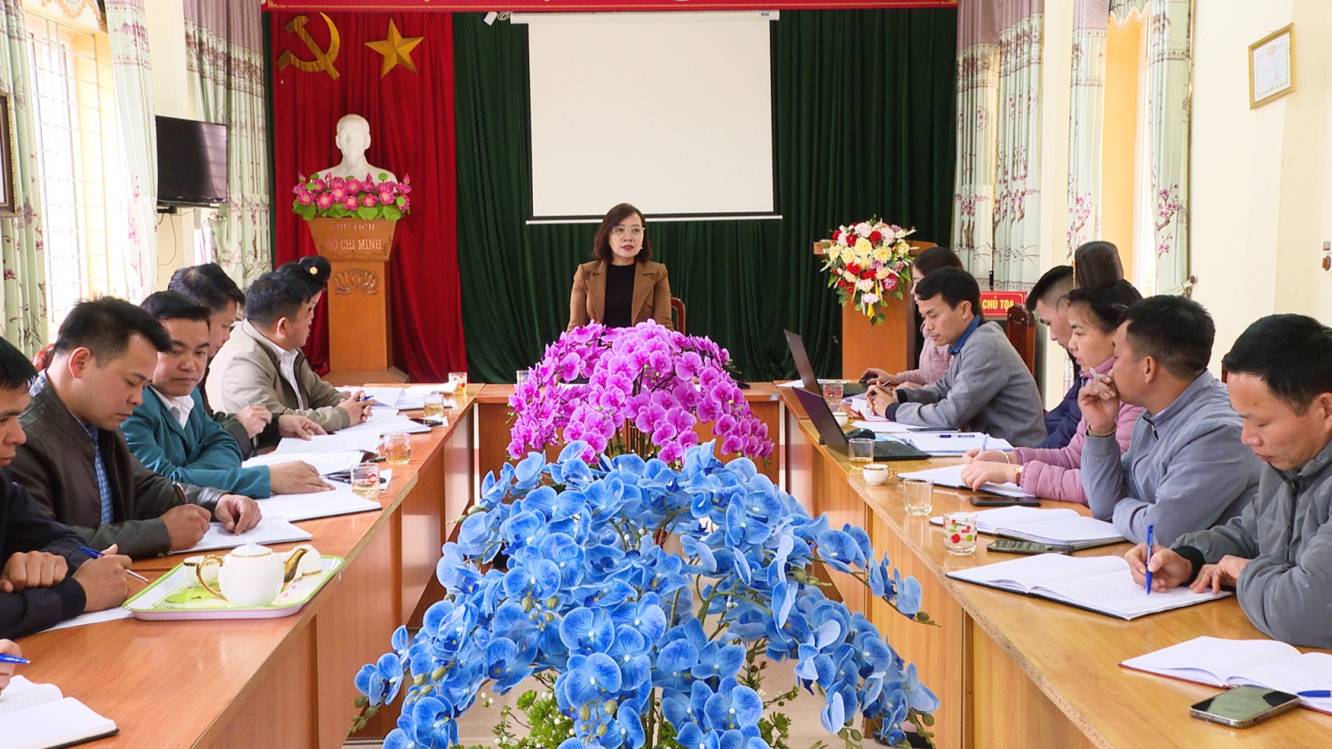 Đồng chí Nguyễn Thị Thảo- Trưởng Ban Tuyên Giáo và Dân vận Huyện uỷ làm việc với xã Quài Tở