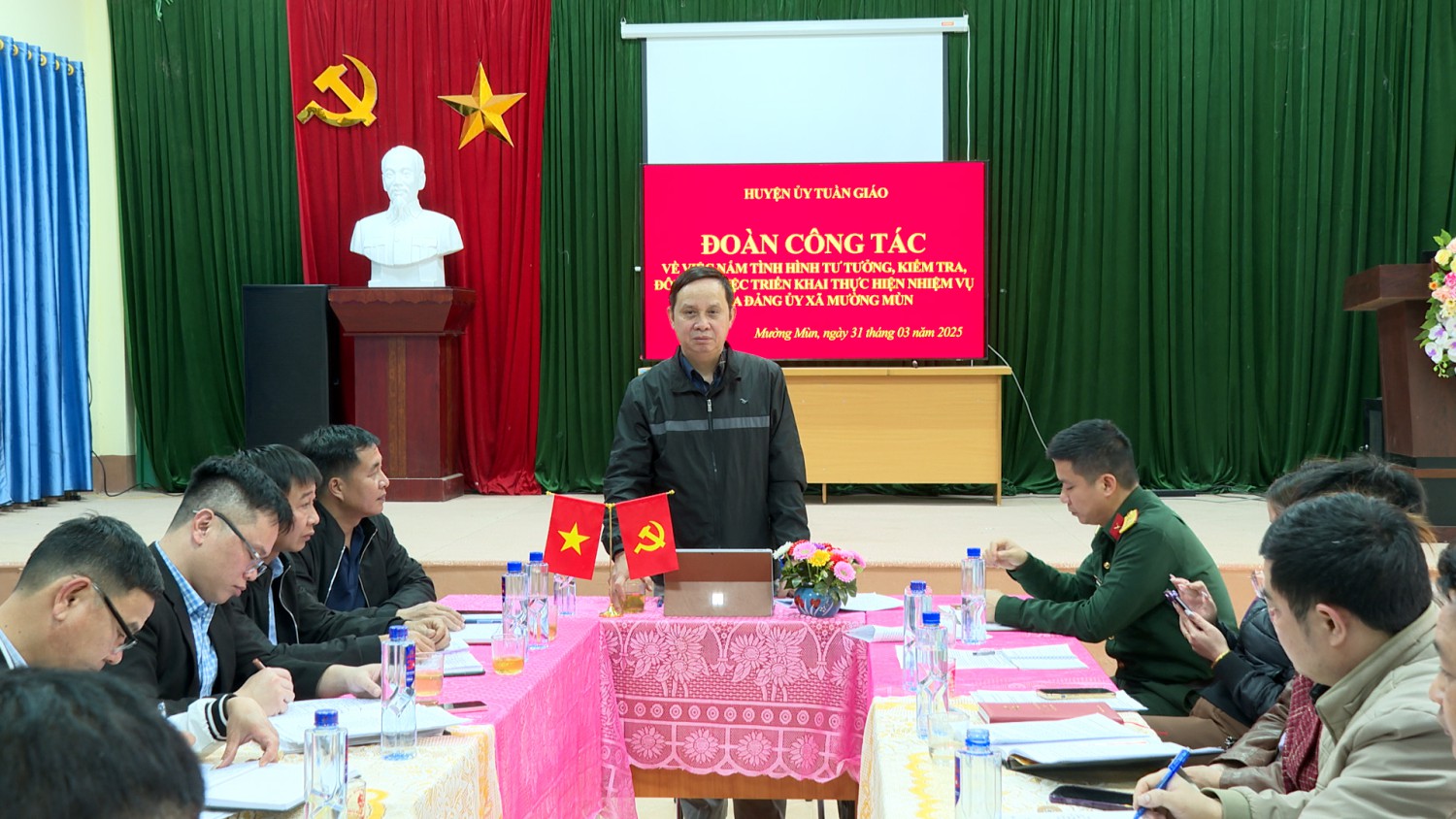 Đồng chí Đinh Bảo Dũng Tỉnh ủy viên Bí thư Huyện ủy làm việc với xã Mường Mùn
