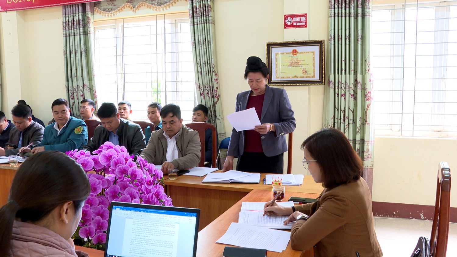 Lãnh đạo Đảng uỷ xã báo cáo với đoàn Hubet88