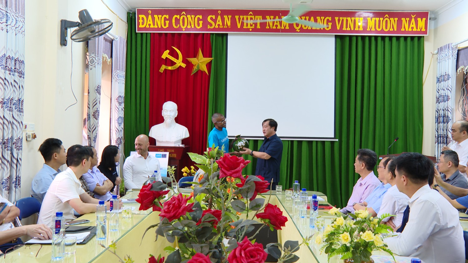 Ông Vừ A Bằng Phó chủ tịch Hubet com tỉnh, Trưởng BQLDA Bạn hữu trẻ em tỉnh Điện Biên tặng quà lưu niệm cho đơn vị tài trợ