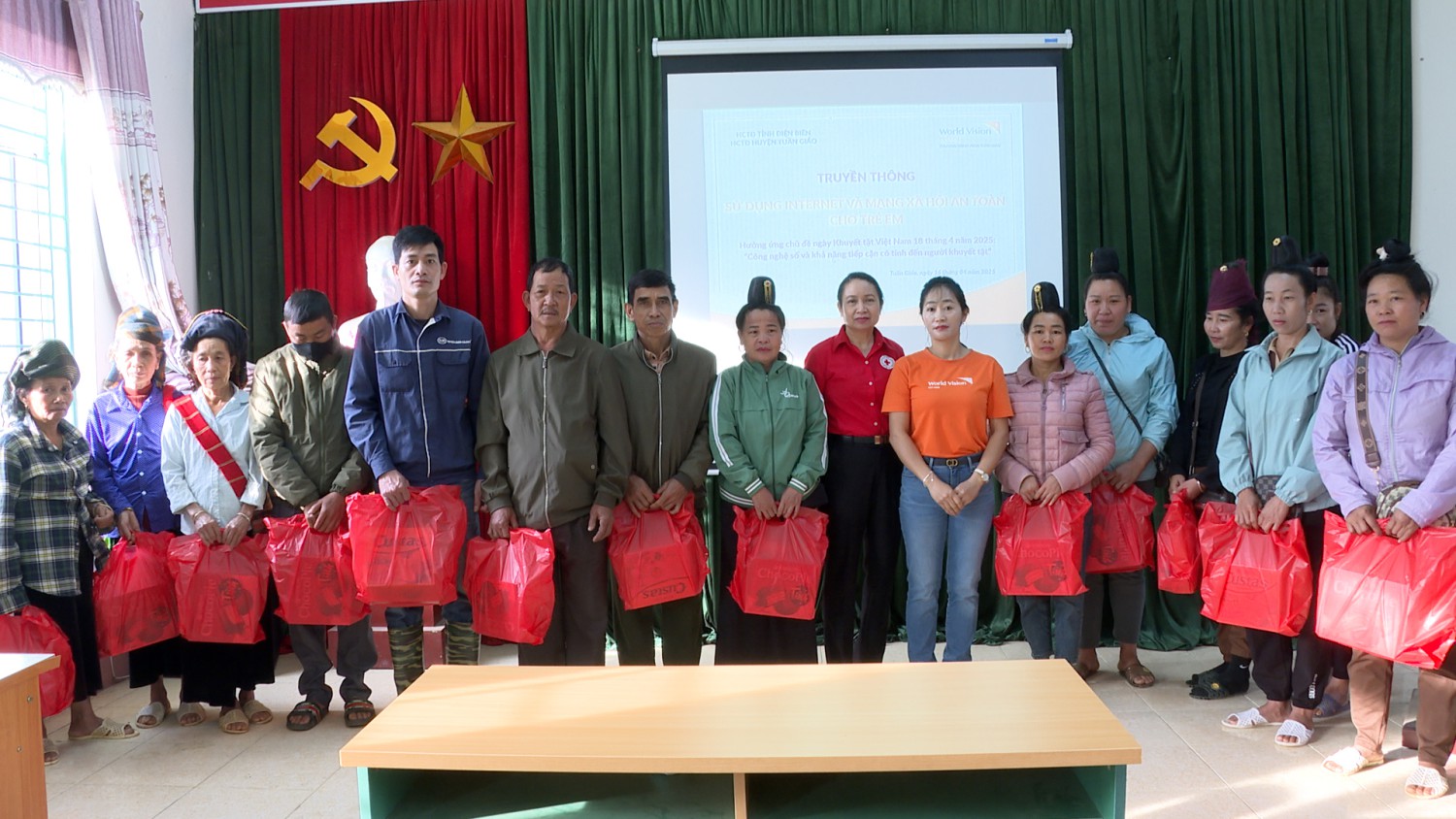 Trao quà nhân kỷ niệm ngày khuyết tật Việt Nam 18/4/2025
