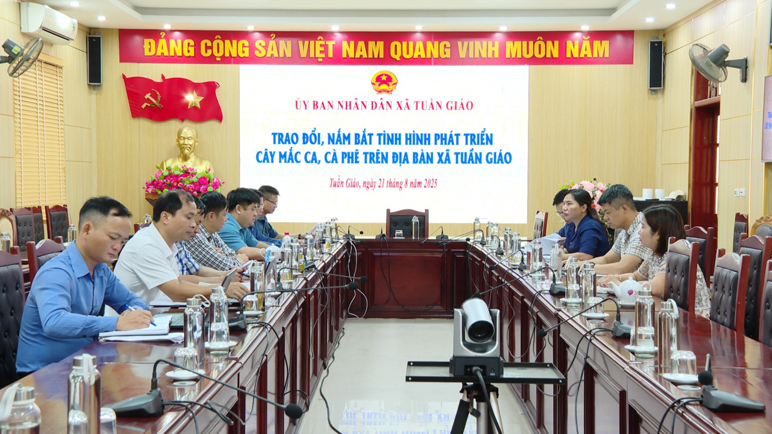 Xã Tuần Giáo làm việc với các đồng chí nguyên lãnh đạo huyện Tuần Giáoo