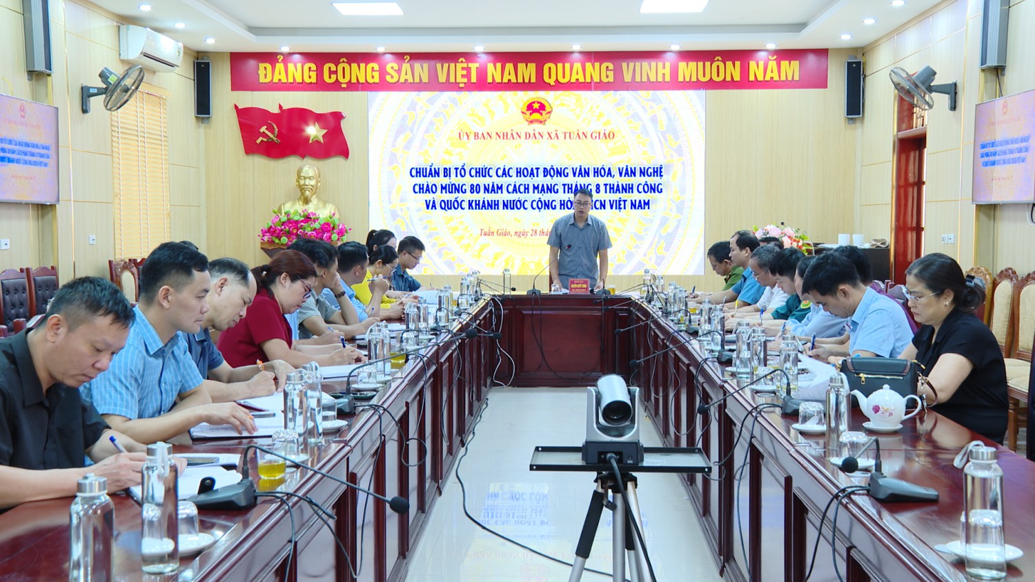Hubet com xã họp chuẩn bị tổ chức các hoạt động văn hoá, văn nghệ Chào mừng 80 năm