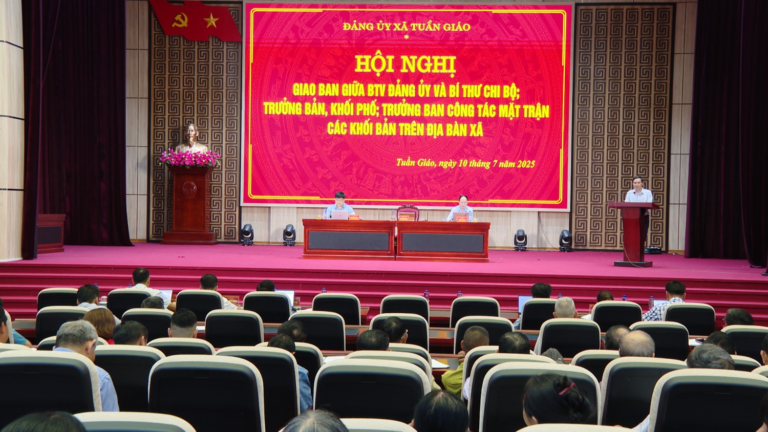 BTV ĐẢNG UỶ XÃ GIAO BAN VỚI  BÍ THƯ CHI BỘ,  TRƯỞNG KHỐI, BẢN, TRƯỞNG BAN CTMT KHỐI, BẢN  TRIỂN KHAI THỰC HIỆN NHIỆM VỤ TRỌNG TÂM  5 THÁNG CUỐI NĂM 2025