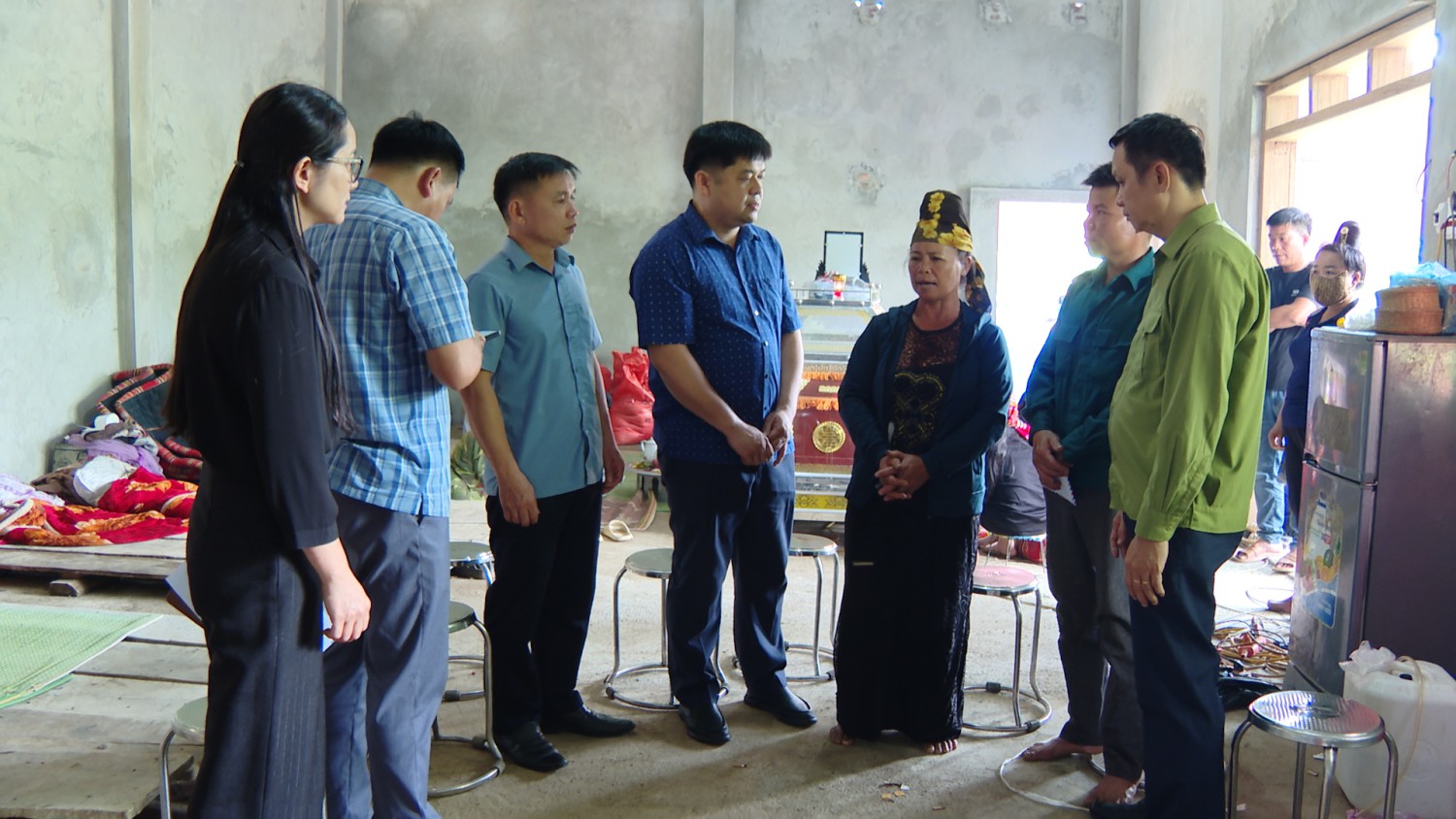 LÃNH ĐẠO XÃ TUẦN GIÁO THĂM HỎI, ĐỘNG VIÊN GIA ĐÌNH CÓ TRẺ EM BỊ ĐUỐI NƯỚC TẠI BẢN KỆT