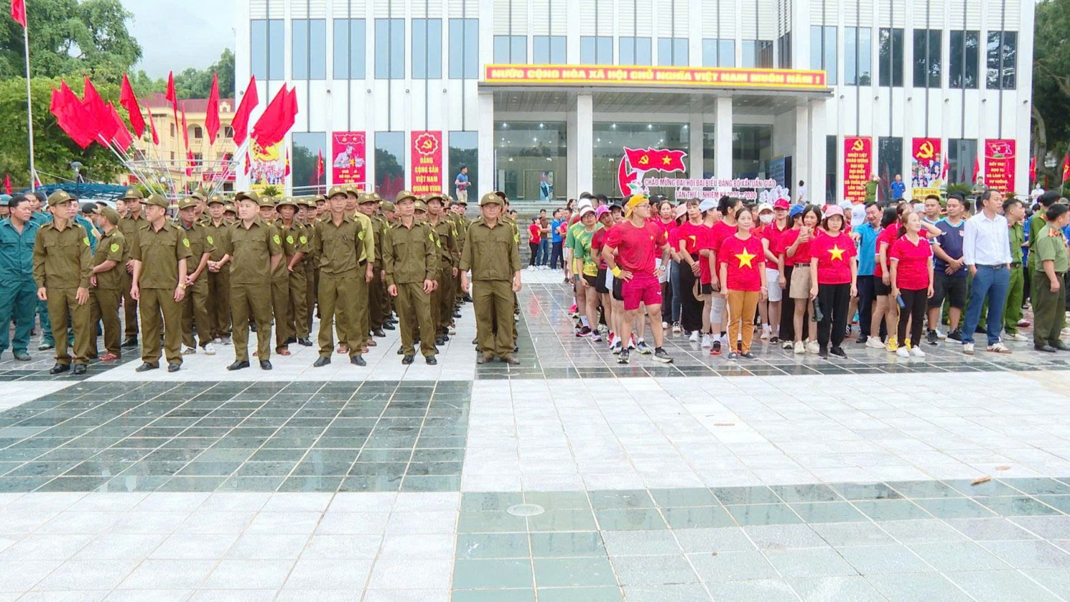 Gần 700 người dân xã Tuần Giáo hưởng ứng chương trình đi bộ “Cùng Việt Nam tiến bước – 1 tỷ bước chân vào kỷ nguyên mới”