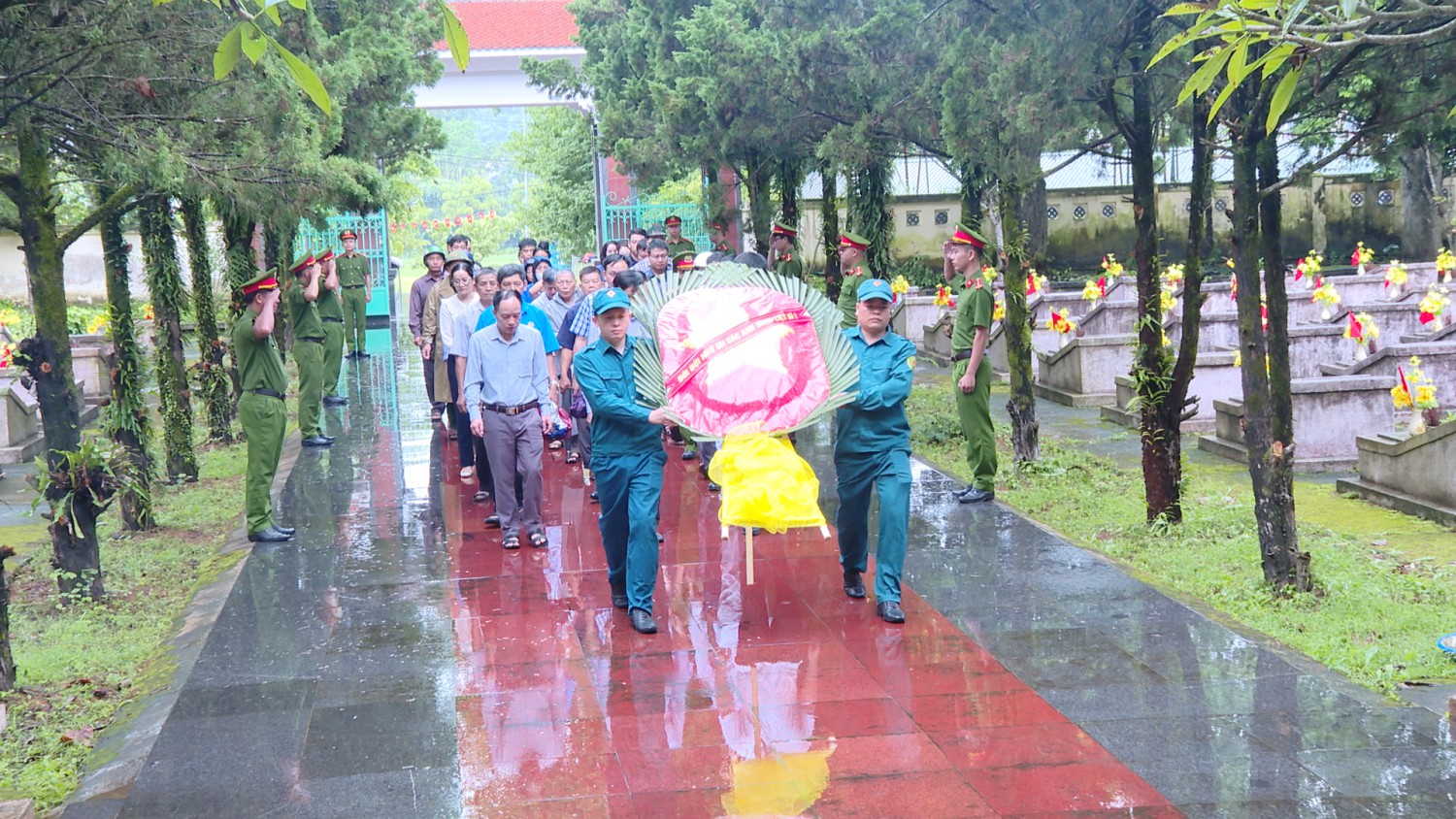 Đoàn đại biểu xã Tuần Giáo viếng nghĩa trang liệt sỹ trước thềm Đại hội thi đua yêu nước xã Tuần Giáo lần thứ I ( 2025-2030)