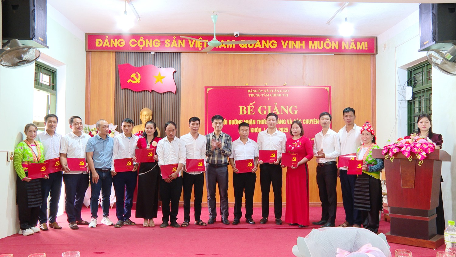 Bế giảng lớp bồi dưỡng nhận thức về Đảng và các chuyên đề, khóa I năm 2025