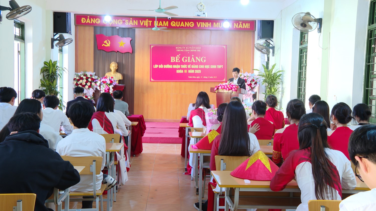 Bế giảng lớp Bồi dưỡng nhận thức về Đảng cho học sinh THPT khioas III năm 2025