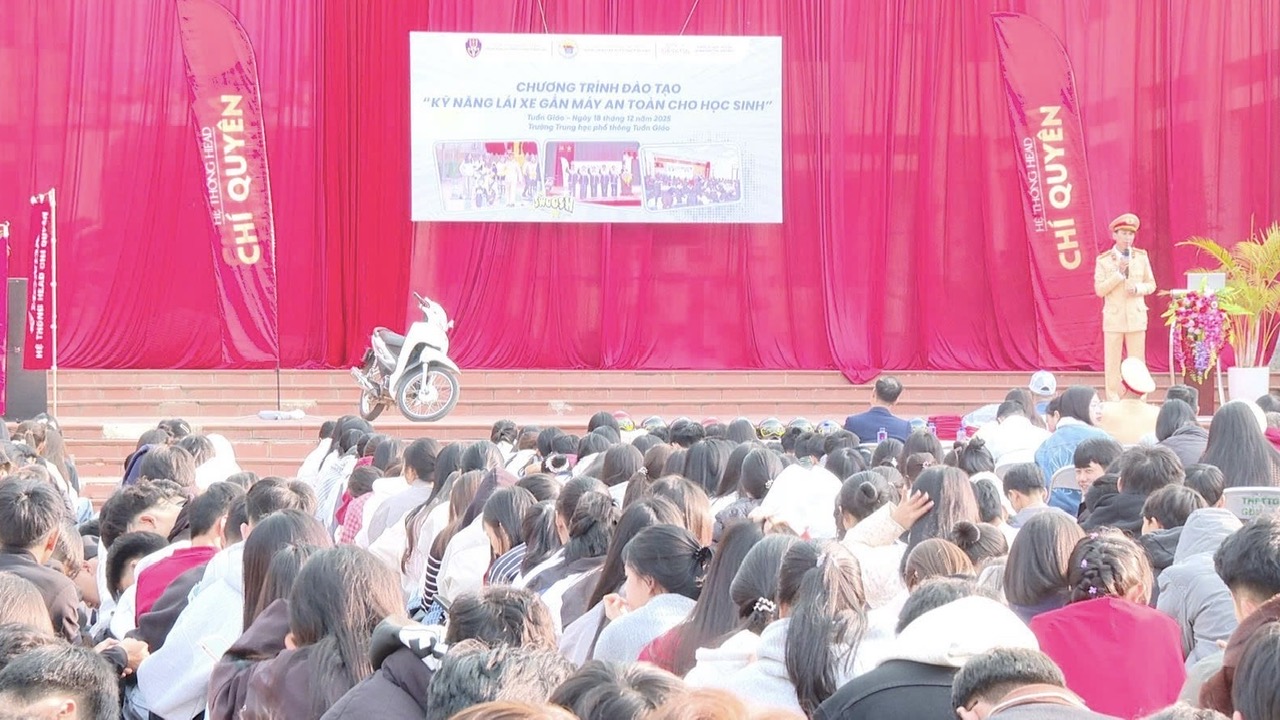 Chương trình tuyên truyền, phổ biến giáo dục pháp luật và tập huấn kỹ năng lái xe an toàn cho lứa tuổi học sinh tại Trường THPT Tuần Giáo