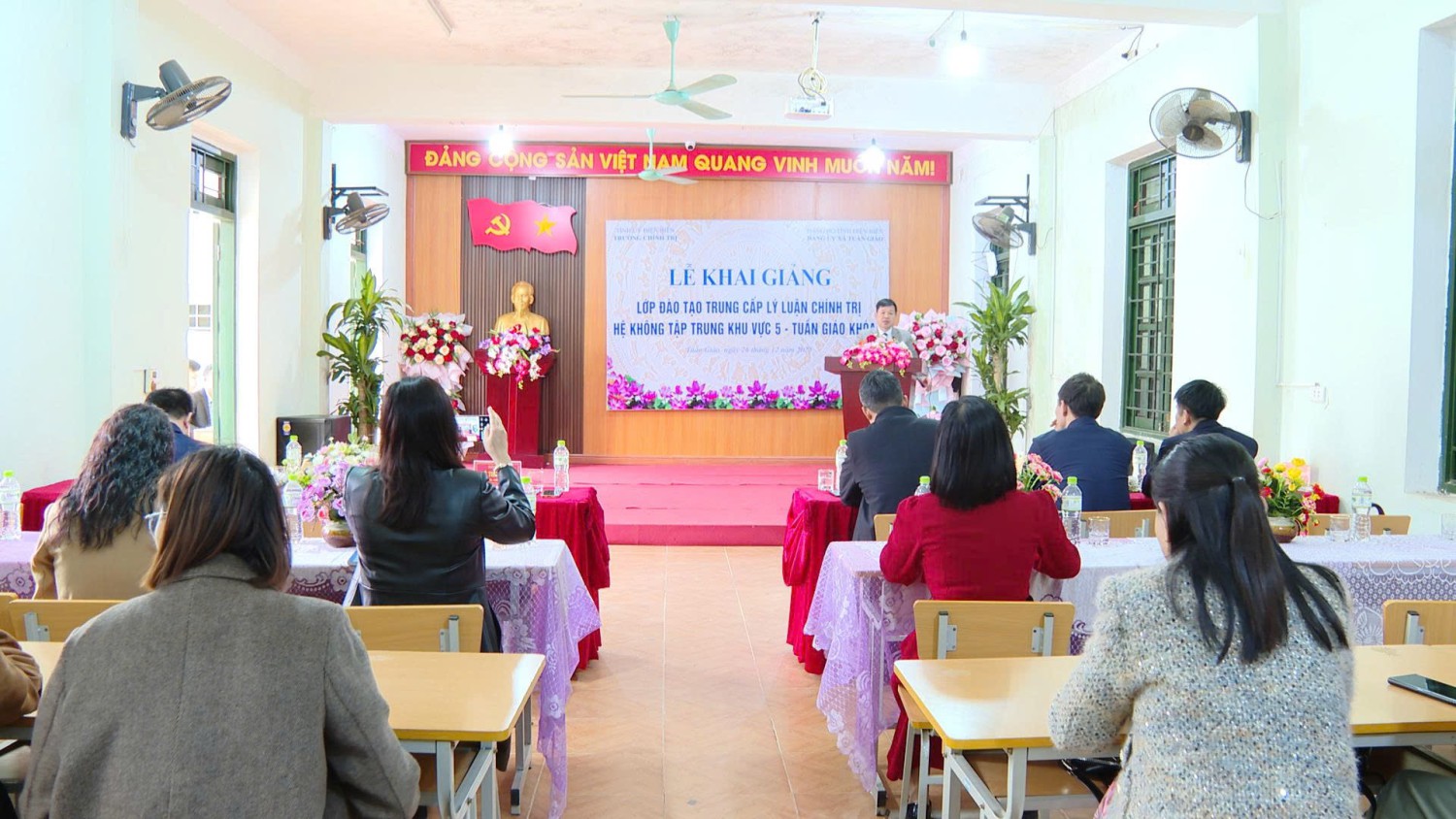 Trường Chính trị tỉnh Điện Biên phối hợp với Đảng uỷ xã Tuần Giáo tổ chức Lễ khai giảng lớp Đào tạo TCLLCT hệ không tập trung Khu vực 5 - Tuần Giáo khóa I