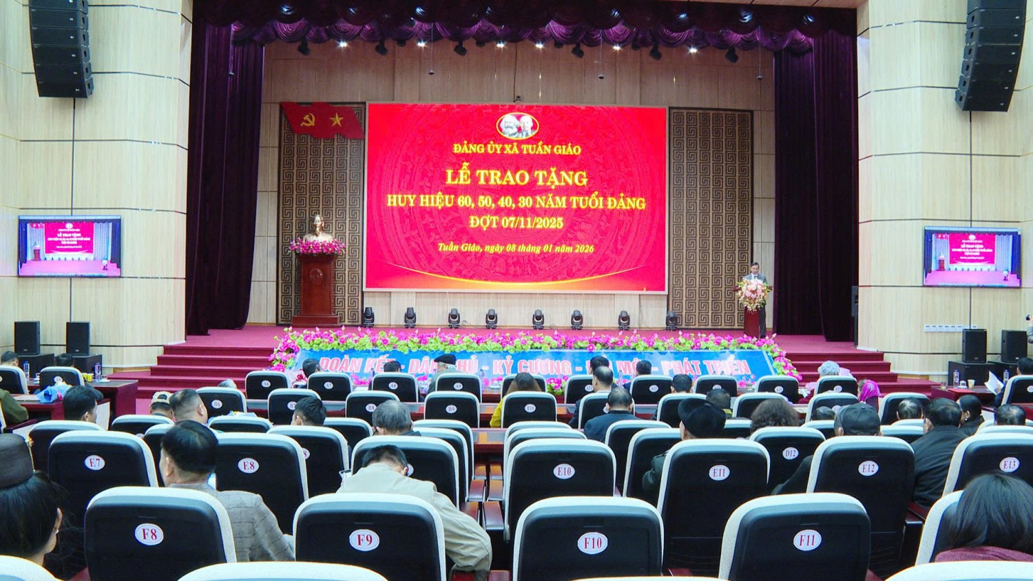 Đảng uỷ xã Tuần Giáo trao tặng Huy hiệu Đảng cho 11 Đảng viên